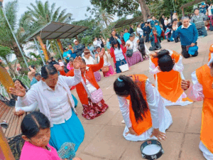 Adultos-y-niños-orando-por-la-nacion-de-Bolivia