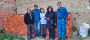 Entrega-de-ladrillos-a-los-pastores-de-Rios-de-agua-Viva-junto-a-la-familia-Montaño