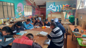Los-jovenes-estrenando-sus-nuevas-Biblias-en-los-discipulados-semanales