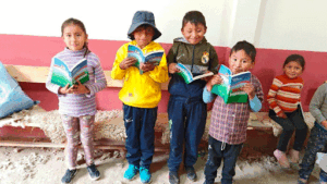 Niños-fueron-beneficiados-con-Biblias