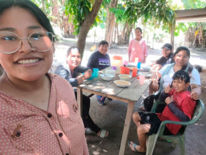 Voluntarios-almorzando-junto-al-pastor-de-la-iglesia