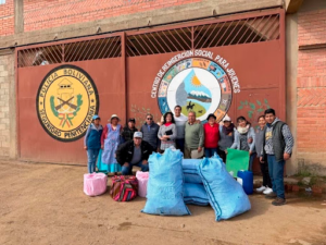 Voluntarios-junto-al-pastor-Carlos-listos-para-la-actividad