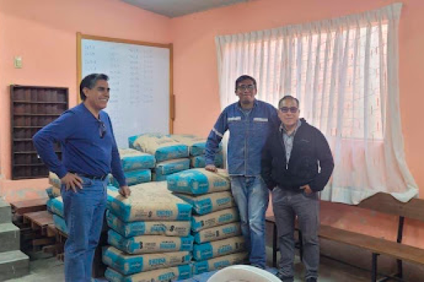Entrega-de-cementos-al-pastor--de-iglesia-rios-de-agua-viva
