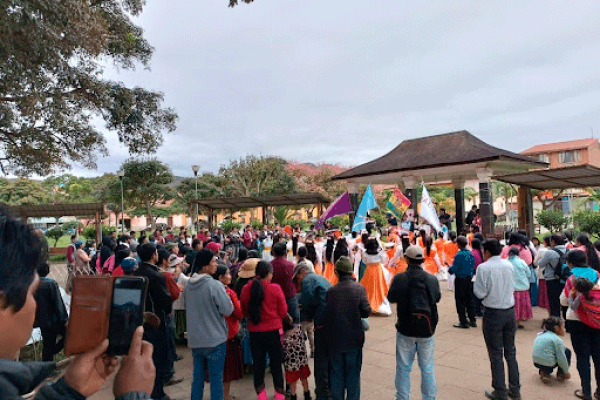 Mas-de-500-personas-se-reunieron-para-adorar-a-Dios-en-la-plaza-de-Apolo