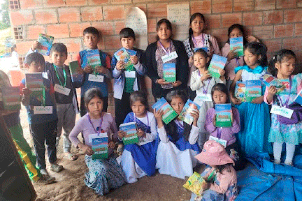 Niños-beneficiados-con-Biblias