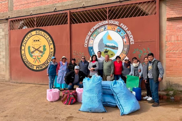 Voluntarios-junto-al-pastor-Carlos-listos-para-la-actividad